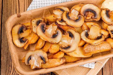 Картошка по-деревенски с сырным соусом и грибами