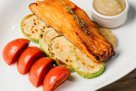 Филе лосося в медово-имбирном маринаде с яблочным соусом