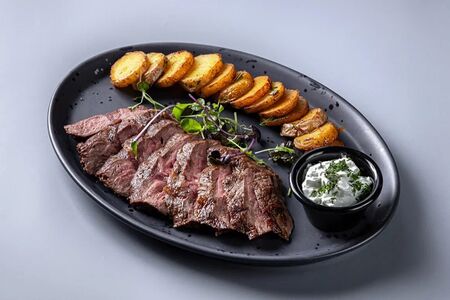 Стейк блейд с мини-картофелем