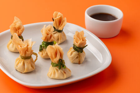 Жареные вонтоны с сёмгой, снежным крабом и сливочным сыром