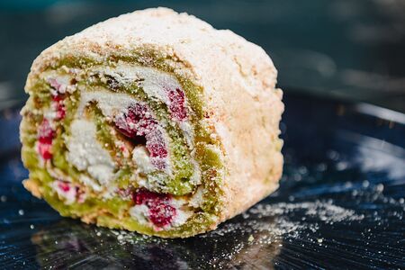 Фисташковый рулет с малиной