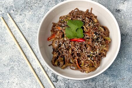 Гречневая лапша с говядиной и перечным соусом