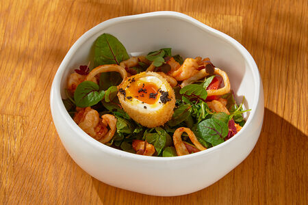 С креветками, кальмарами и шотландским яйцом