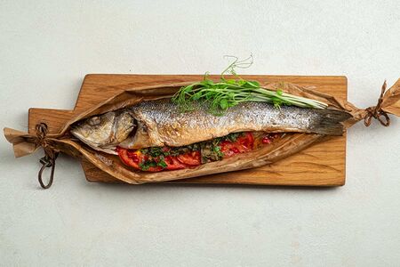 Сибас, запечённый с томатами