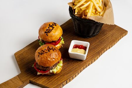 Мини-бургеры с мраморной говядиной и картофелем фри