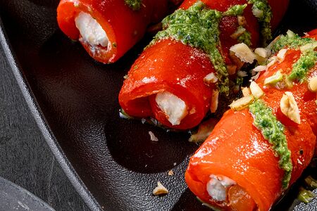 Рулетики из печеных перцев со сливочным сыром