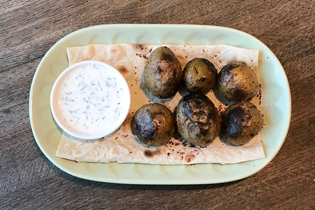 Молодой картофель на мангале и чесночный