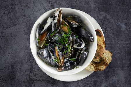 Мидии в сливочном соусе с сыром Дор-блю