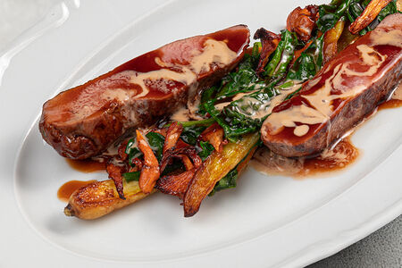 Утиная грудка со сморчками и молодой морковью