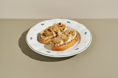 Брускетта с грушей конфи и муссом из горгонзолы