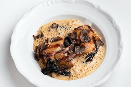 Перепелка с пшеницей, черными лисичками и трюфелем