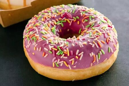 Доставка Пончик с клубничной начинкой