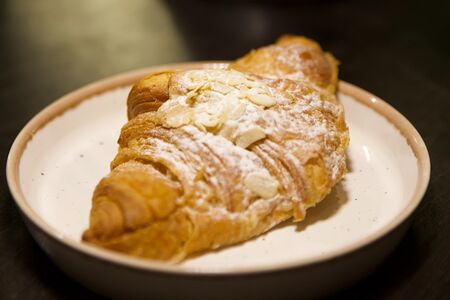 Круассан миндальный