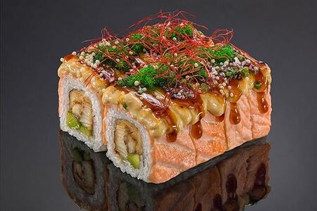 Ролл из лосося татаки, копченого угря, авокадо с соусом бешамель и унаги