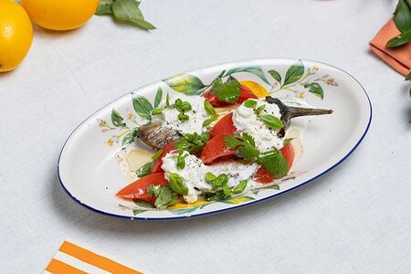 Печеный баклажан со страчателлой и томатами 