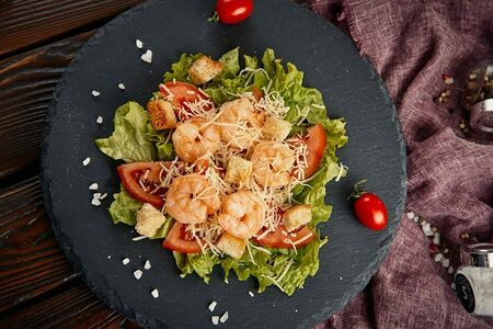 Салат Цезарь с креветками