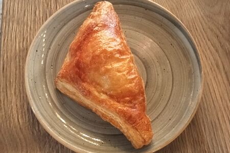 Слойка с ветчиной и сыром