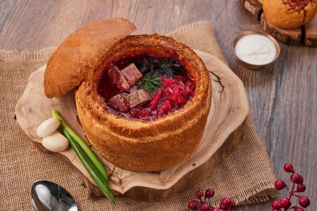 Борщ с черносливом в булке