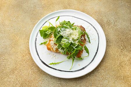 Круассан с авокадо и яйцом пашот 