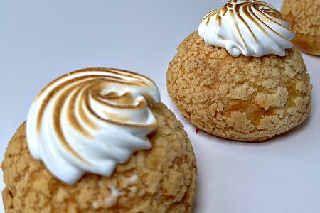 Профитроль лимонный с итальянской меренгой