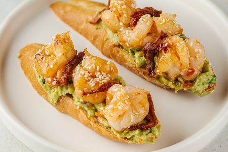 1 Брускетта с тигровой креветкой, гуакомоле и вялеными томатами