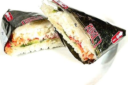 Онигири с лососем