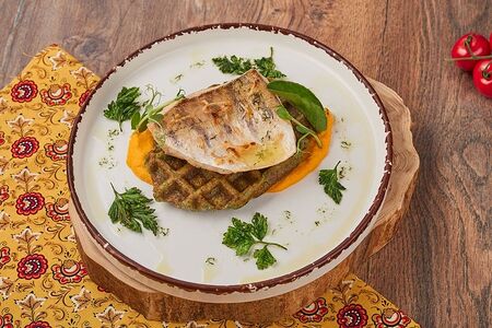 Судак с вафлей из брокколи