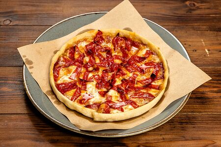 С пепперони и соусом из копченого перца