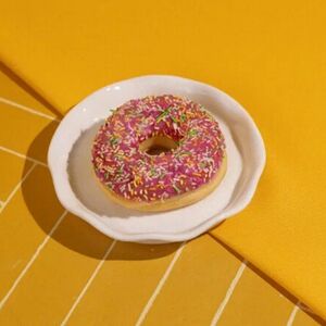 Донат с ягодной начинкой