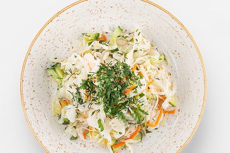 Хрустящий салат с капустой ,морковью и свежим огурцом