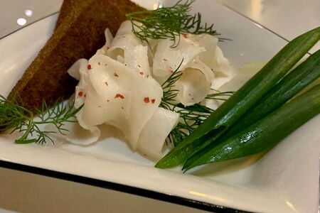 Сало с гренками и луком