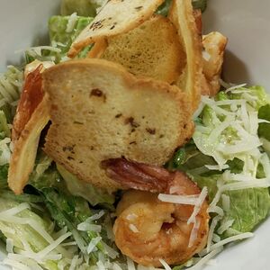 Салат Цезарь с креветками