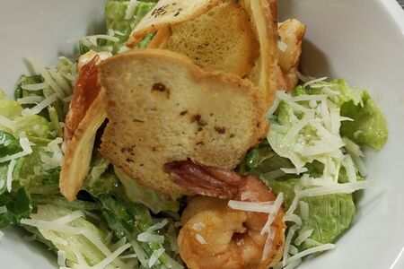 Салат Цезарь с креветками