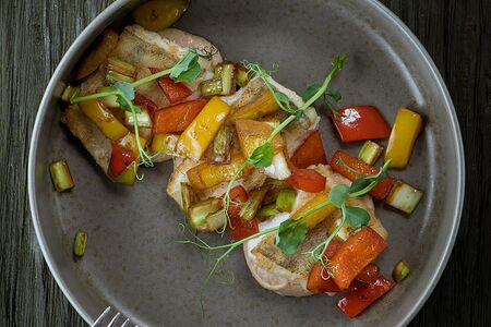 Судак с муссом из белой фасоли и овощами