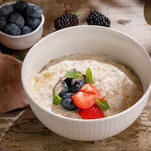 Овсяная каша со свежими ягодами