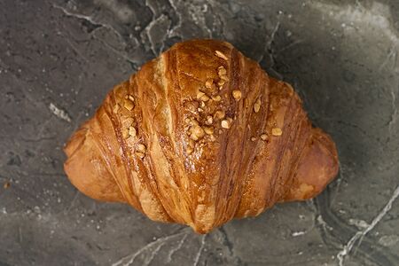 Круассан с малиной