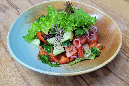 Овощной салат с тремя видами заправки на выбор