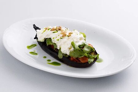 Печеный баклажан с кедровыми орехами и сырным кремом