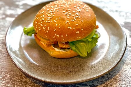 Гамбургер с шашлыком из свинины