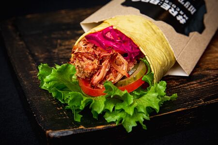 Ролл с рваной свининой