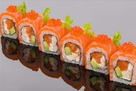 Ролл из лосося, тигровой креветки с сыром филадельфия