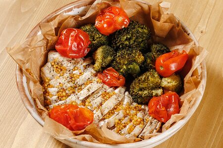 Куриное филе с запечённой брокколи и черри