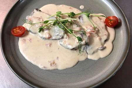 Эскалоп из говядины в сливочном соусе и помидорами