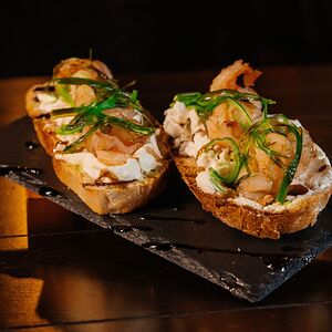 Брускетта с креветкой