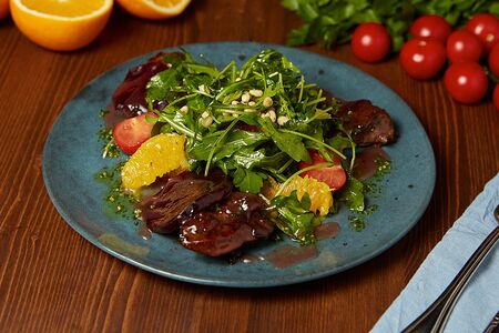 Салат с куриной печенью и малиновым соусом