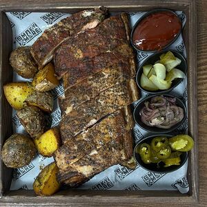 Копченое ребро поросенка с запеченным картофелем с розмарином XL