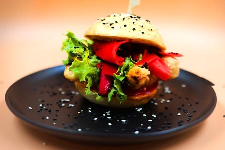 Бао-бургер с креветкой темпура 