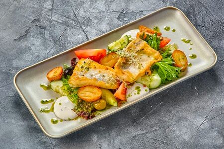 Филе судака на подушке из овощей с соусом сальса