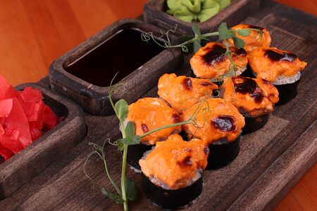 Запеченный ролл с тунцом и огурцом