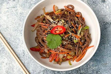 Гречневая лапша с овощами и азиатским соусом